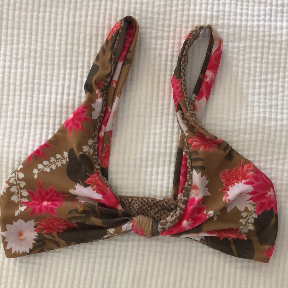 Acacia Lei Day Top